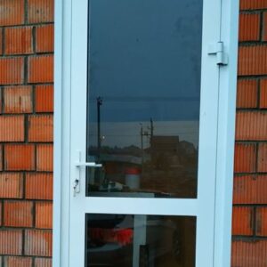 Алюминиевая одностворчатая дверь в частный дом