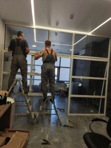 процесс монтажа алюминиевой перегородки